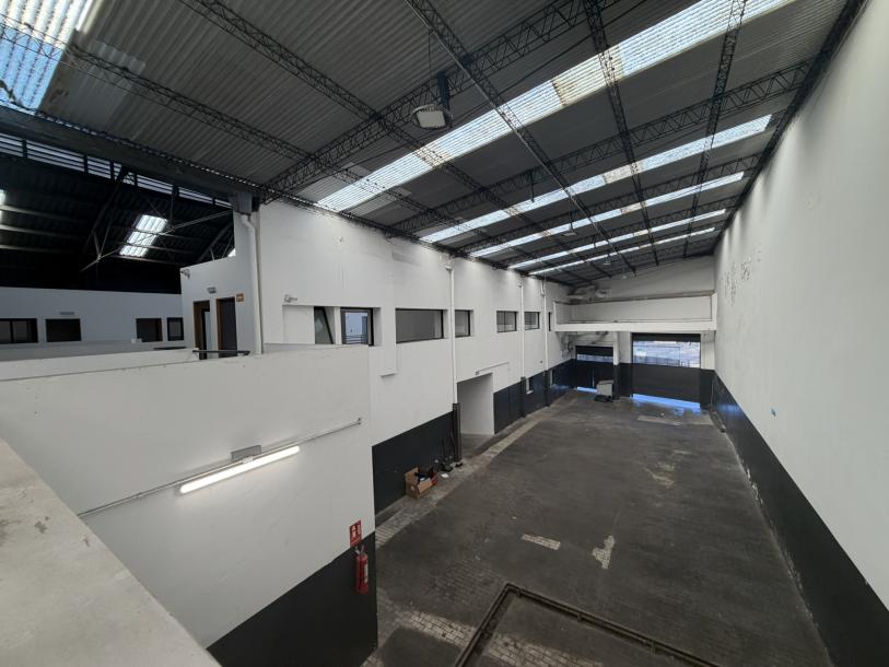 Alquiler | Importante local corporativo de 1.475 m² sobre Av. Gral. Flores-8