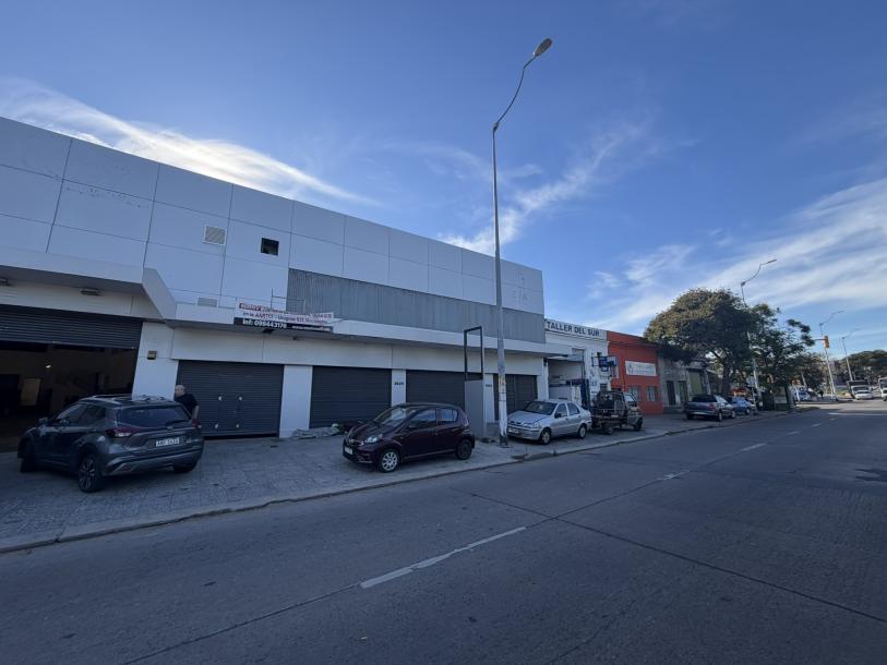 Alquiler | Importante local corporativo de 1.475 m² sobre Av. Gral. Flores-1