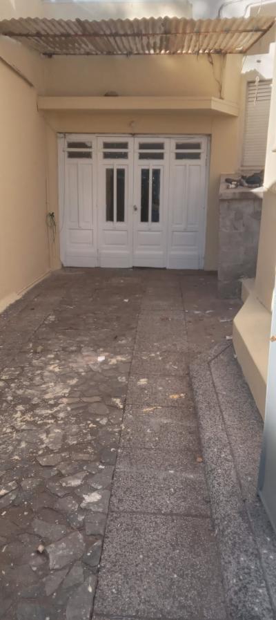 CARLOS DE LA VEGA Y B. RIQUET MONOAMBIENTE CON PATIO FRONTAL