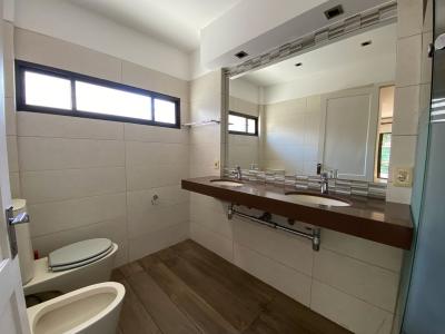 Muy linda casa en Carrasco, con espectacular fondo