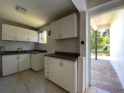 Muy linda casa en Carrasco, con espectacular fondo