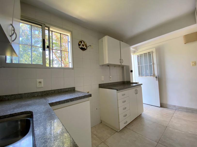 Muy linda casa en Carrasco, con espectacular fondo-15