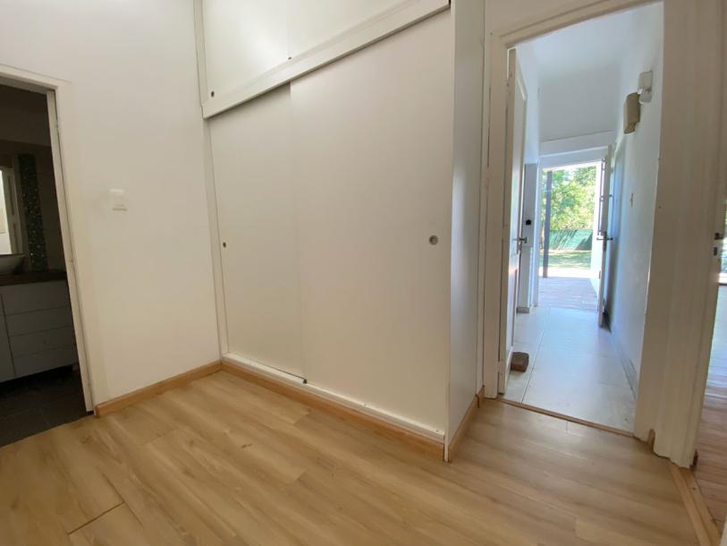 Muy linda casa en Carrasco, con espectacular fondo-6