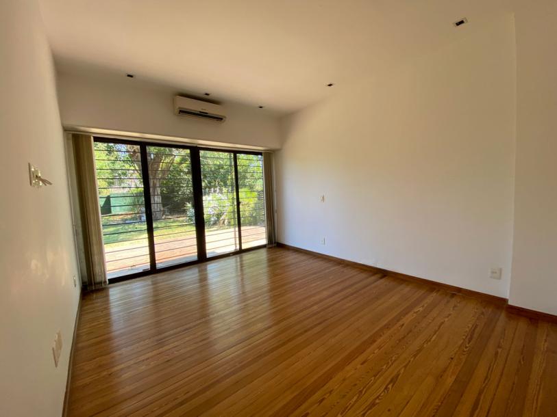 Muy linda casa en Carrasco, con espectacular fondo-9