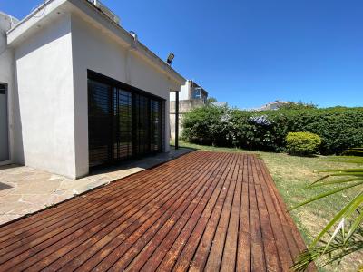 Muy linda casa en Carrasco, con espectacular fondo