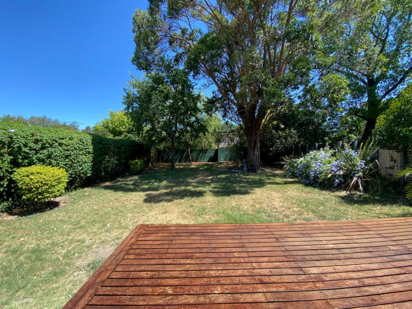 Muy linda casa en Carrasco, con espectacular fondo-18