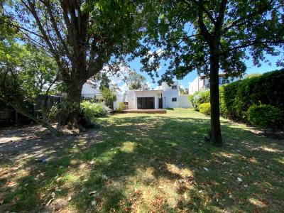 Muy linda casa en Carrasco, con espectacular fondo