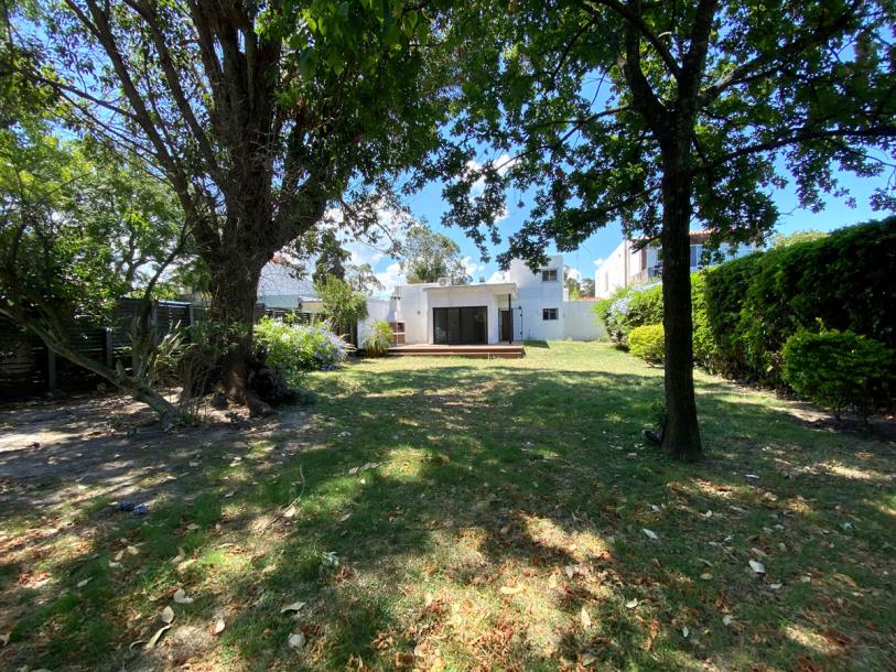 Muy linda casa en Carrasco, con espectacular fondo-1