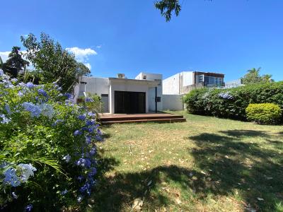 Muy linda casa en Carrasco, con espectacular fondo