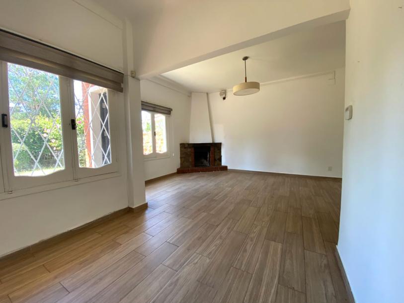 Muy linda casa en Carrasco, con espectacular fondo-3