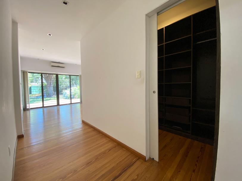 Muy linda casa en Carrasco, con espectacular fondo-8