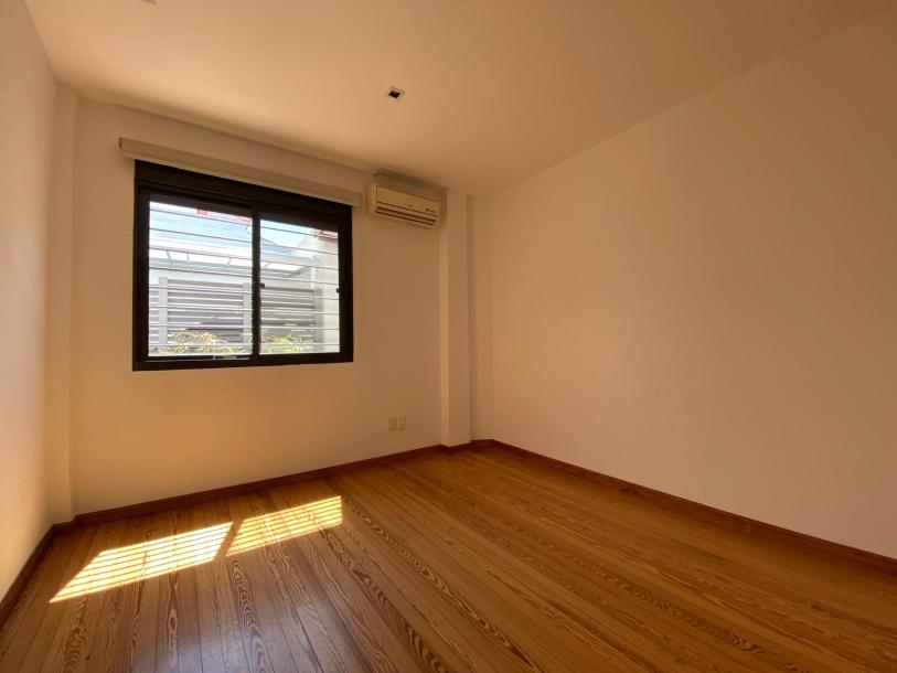 Muy linda casa en Carrasco, con espectacular fondo-5