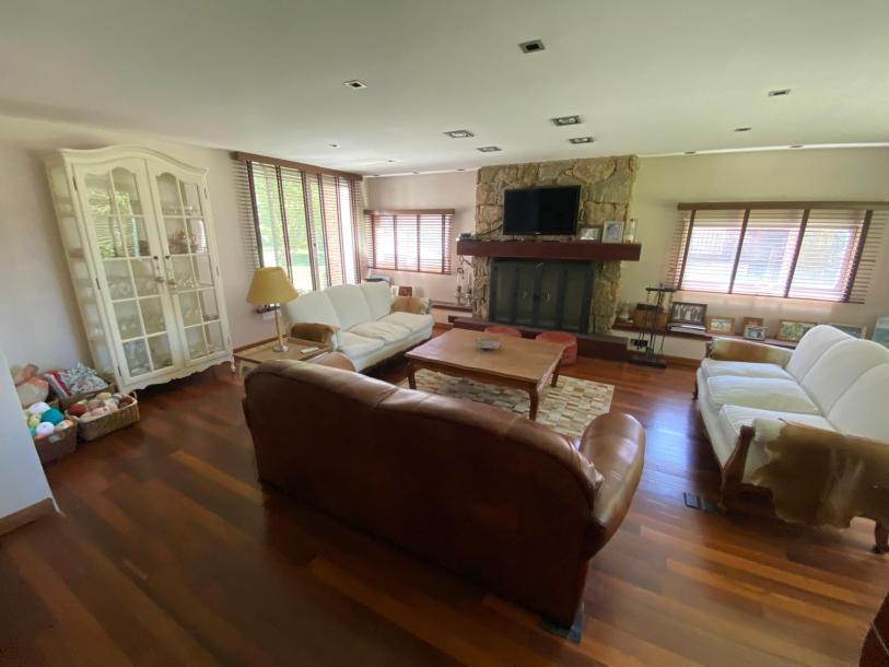 Excelente casa con espléndido fondo.-3