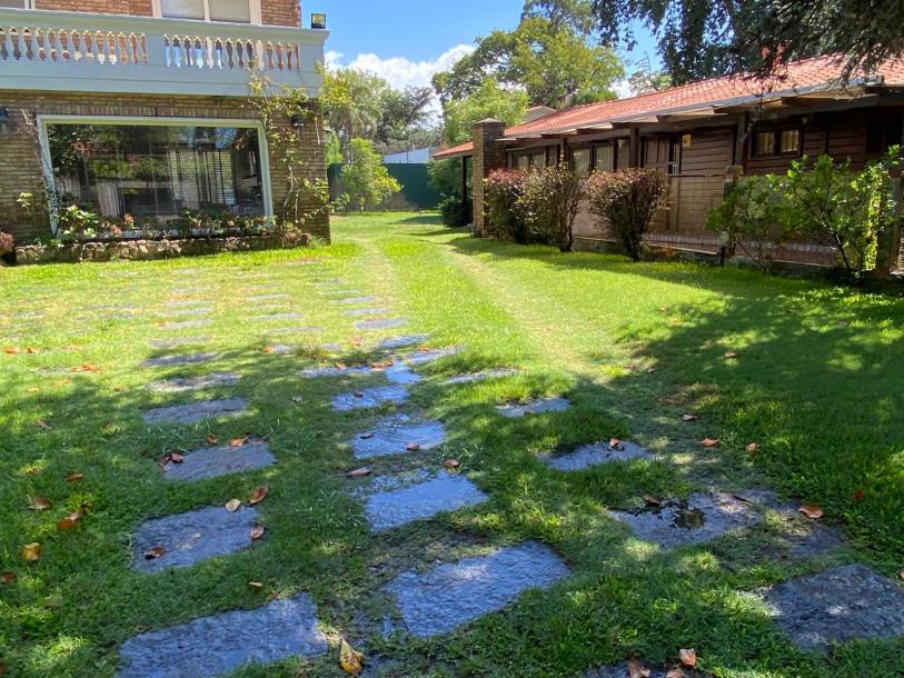 Excelente casa con espléndido fondo.-1