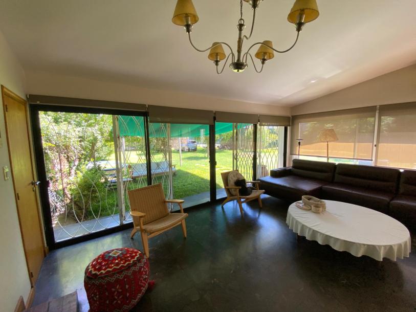 Excelente casa con espléndido fondo.-6