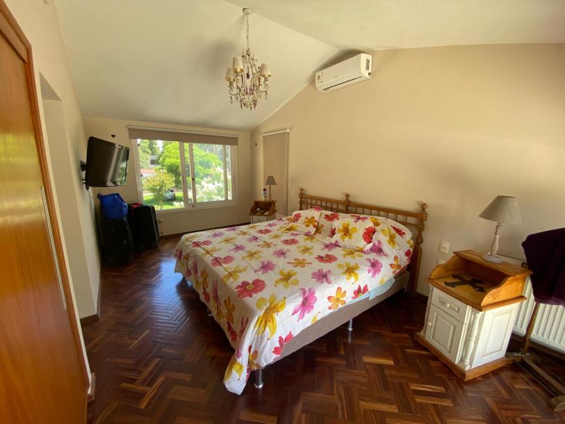 Excelente casa con espléndido fondo.-7