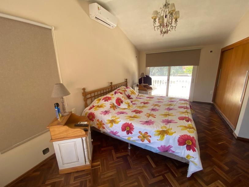Excelente casa con espléndido fondo.-8