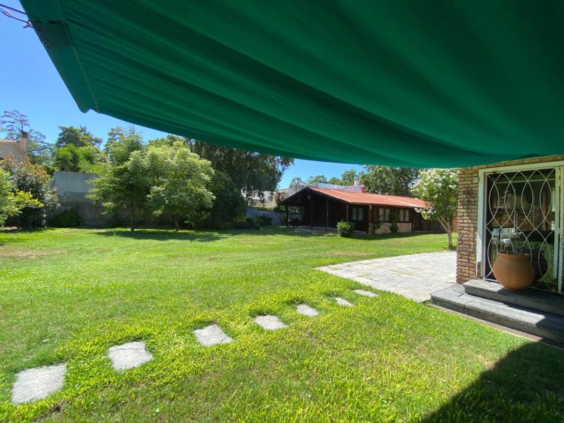 Excelente casa con espléndido fondo.-12