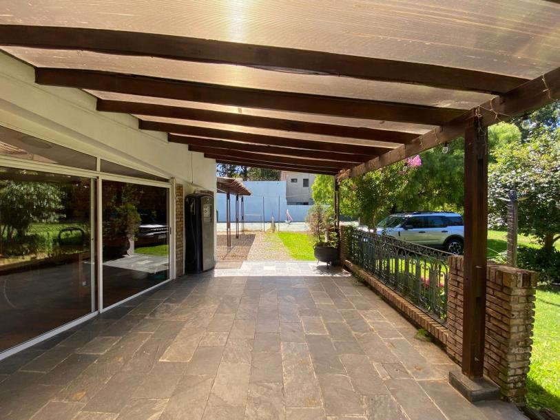 Excelente casa con espléndido fondo.-15