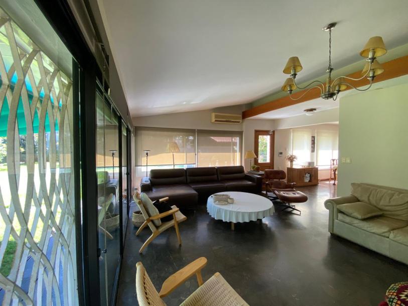 Excelente casa con espléndido fondo.-16