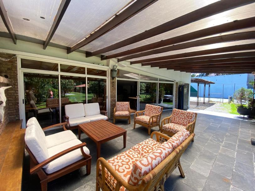 Excelente casa con espléndido fondo.-17