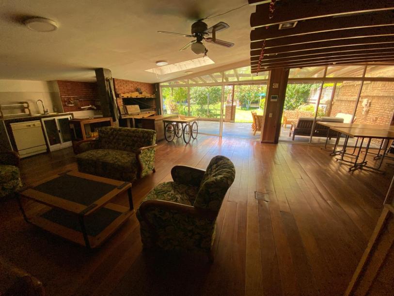 Excelente casa con espléndido fondo.-20