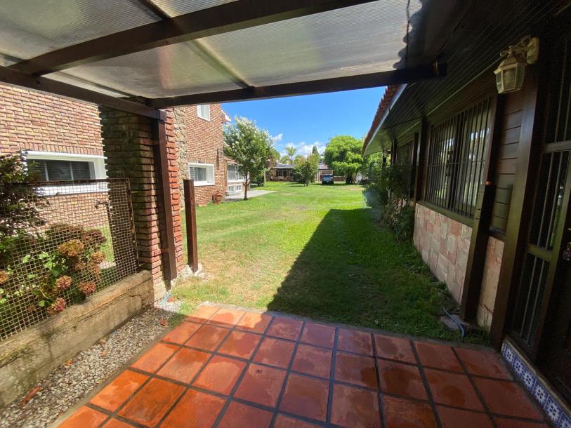 Excelente casa con espléndido fondo.-22