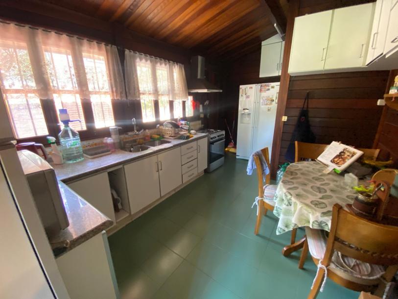 Excelente casa con espléndido fondo.-24