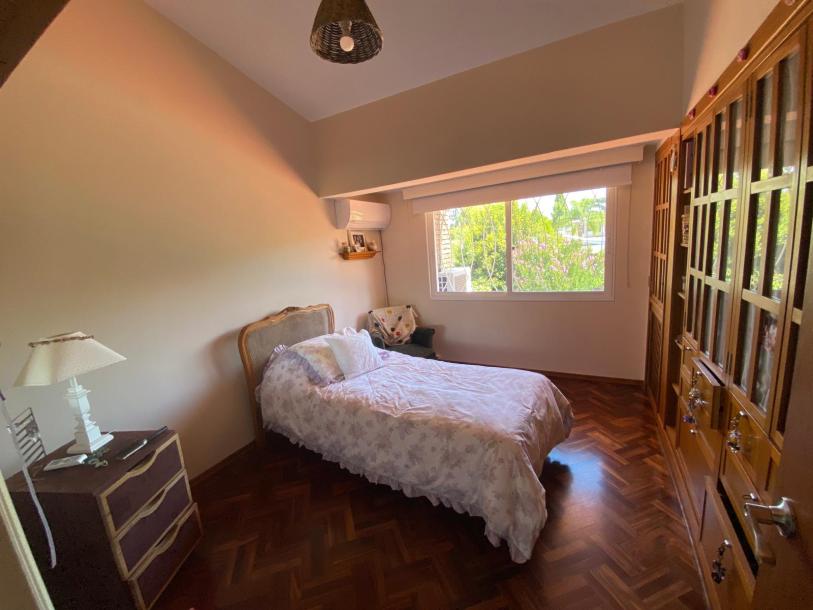 Excelente casa con espléndido fondo.-26