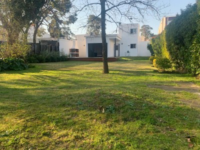 Muy linda casa en Carrasco, con espectacular fondo