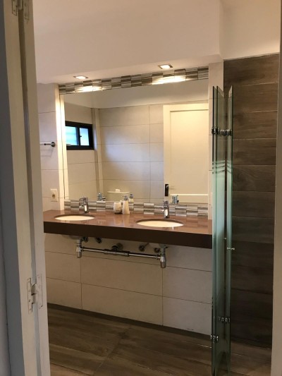 Muy linda casa en Carrasco, con espectacular fondo