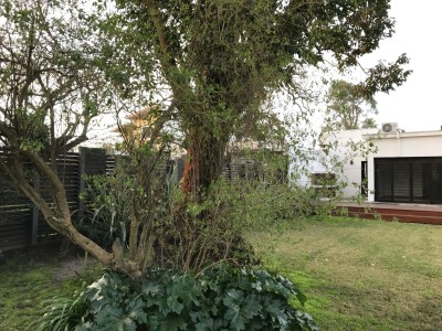 Muy linda casa en Carrasco, con espectacular fondo