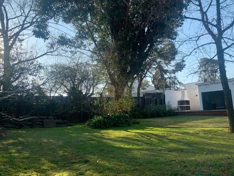 Muy linda casa en Carrasco, con espectacular fondo-28