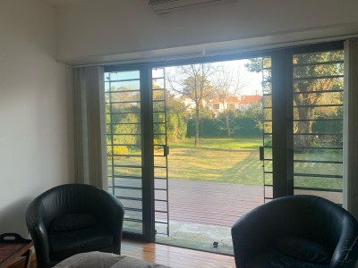 Muy linda casa en Carrasco, con espectacular fondo