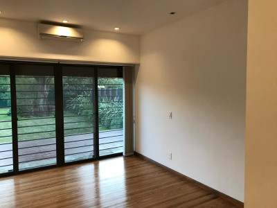 Muy linda casa en Carrasco, con espectacular fondo