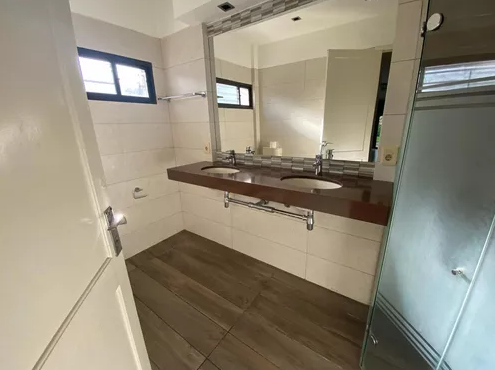 Muy linda casa en Carrasco, con espectacular fondo-12