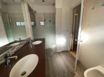 Muy linda casa en Carrasco, con espectacular fondo