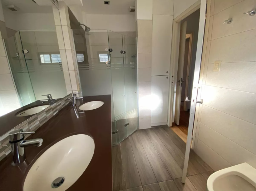 Muy linda casa en Carrasco, con espectacular fondo-13