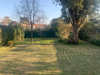 Muy linda casa en Carrasco, con espectacular fondo