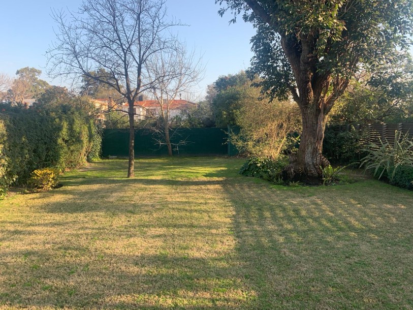 Muy linda casa en Carrasco, con espectacular fondo-26