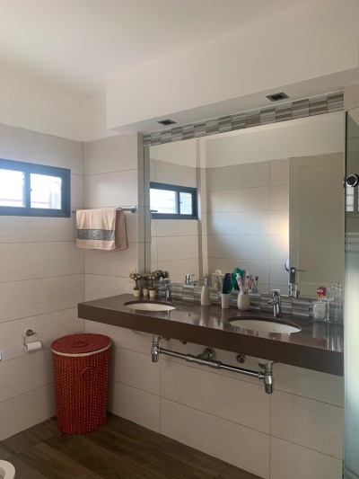 Muy linda casa en Carrasco, con espectacular fondo