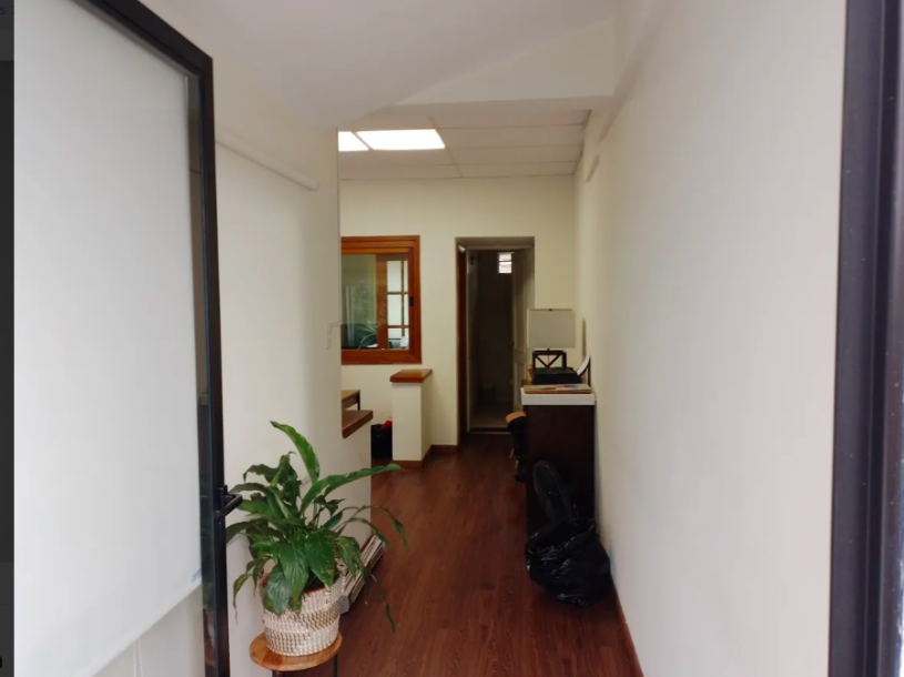 Muy cómoda oficina o local a metros de Arocena-1