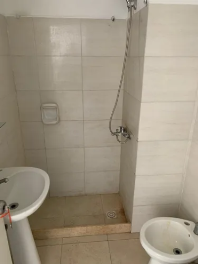 SE ALQUILA APARTAMENTO EN TRES CRUCES