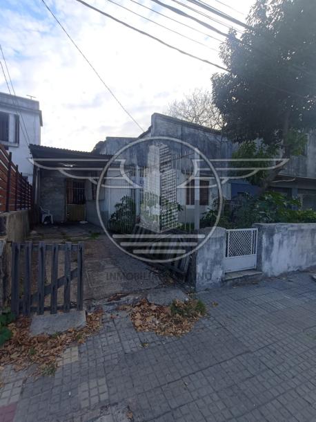 SE VENDE CASA DE 2 DORMITORIOS - BUCEO-2