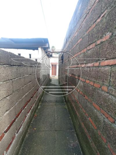 SE VENDEN 3 CASAS Y COCHERA EN UN MISMO PADRÓN