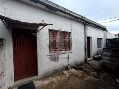 SE VENDEN 3 CASAS Y COCHERA EN UN MISMO PADRÓN
