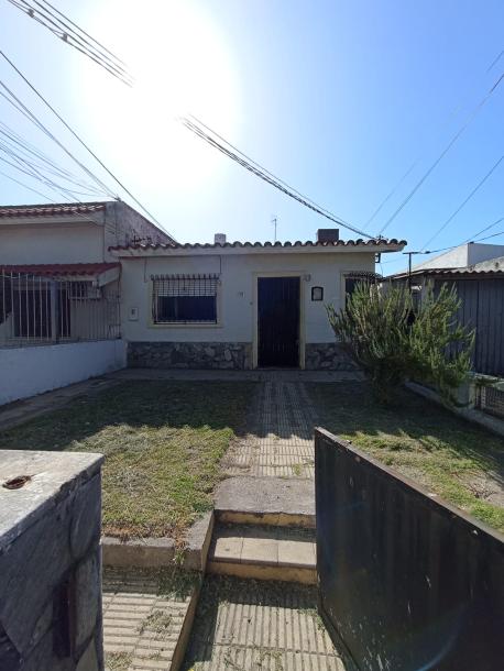 SE ALQUILA CASA DE 2 DORMITORIOS - MALVIN NORTE-1