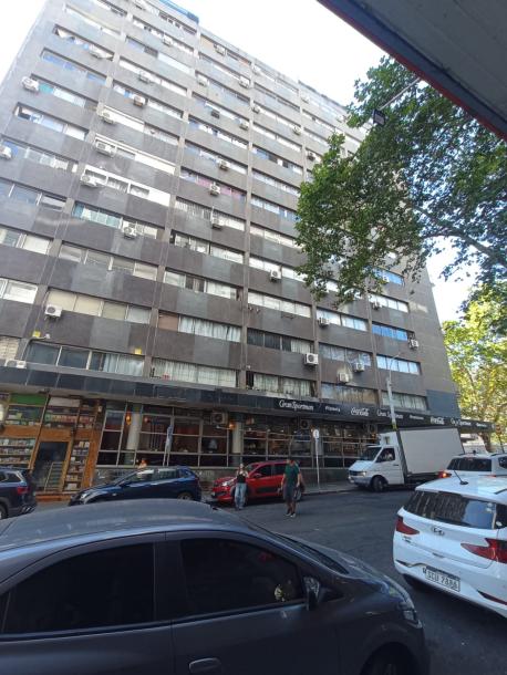 SE VENDE APARTAMENTO MONOAMBIENTE EN EL CENTRO DE MONTEVIDEO-1