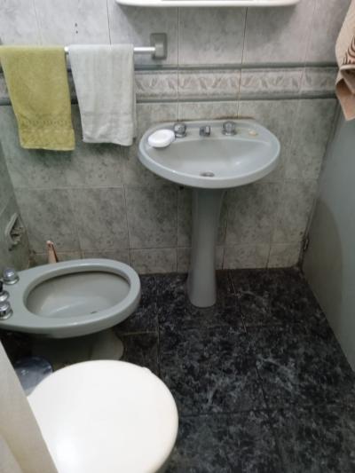 SE VENDE CASA 2 DORMITORIOS EN JARDINES DEL HIPODROMO