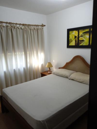 SE VENDE CASA 2 DORMITORIOS EN JARDINES DEL HIPODROMO